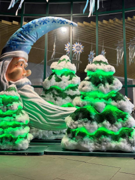 Місяць з ялинками