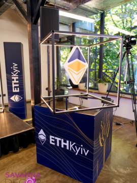 Куби та стійки з тематичним друком