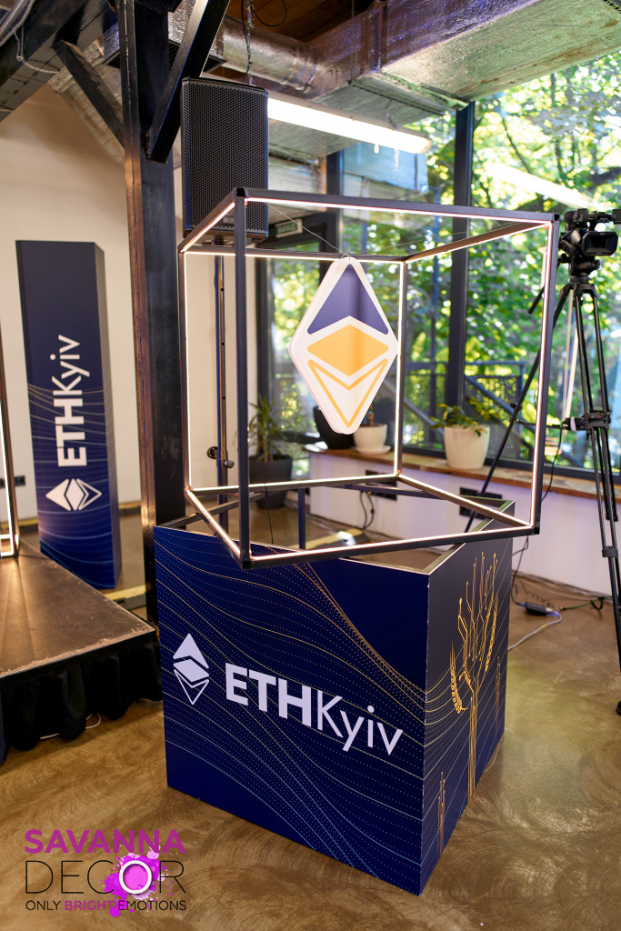 Куби та стійки з тематичним друком