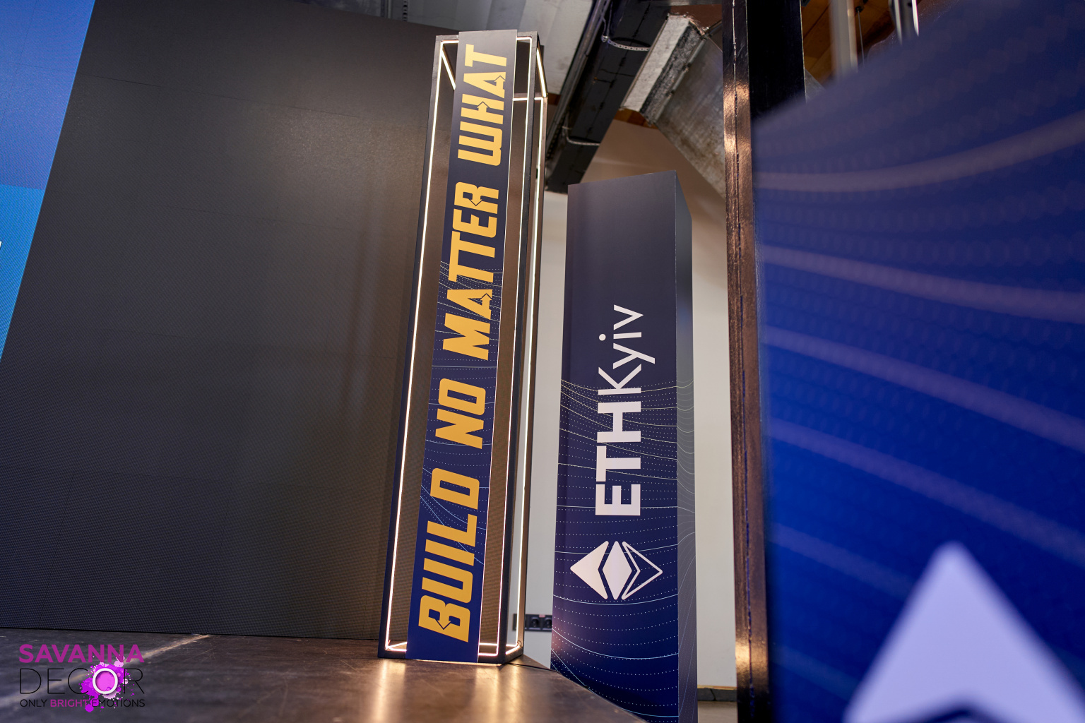 Куби та стійки з тематичним друком