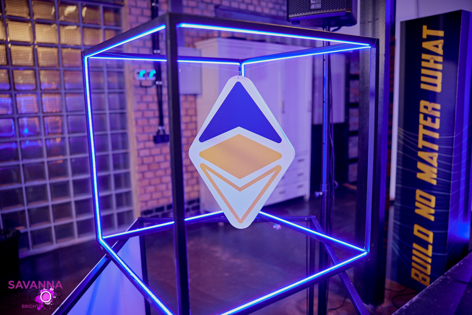 Куби та стійки з тематичним друком