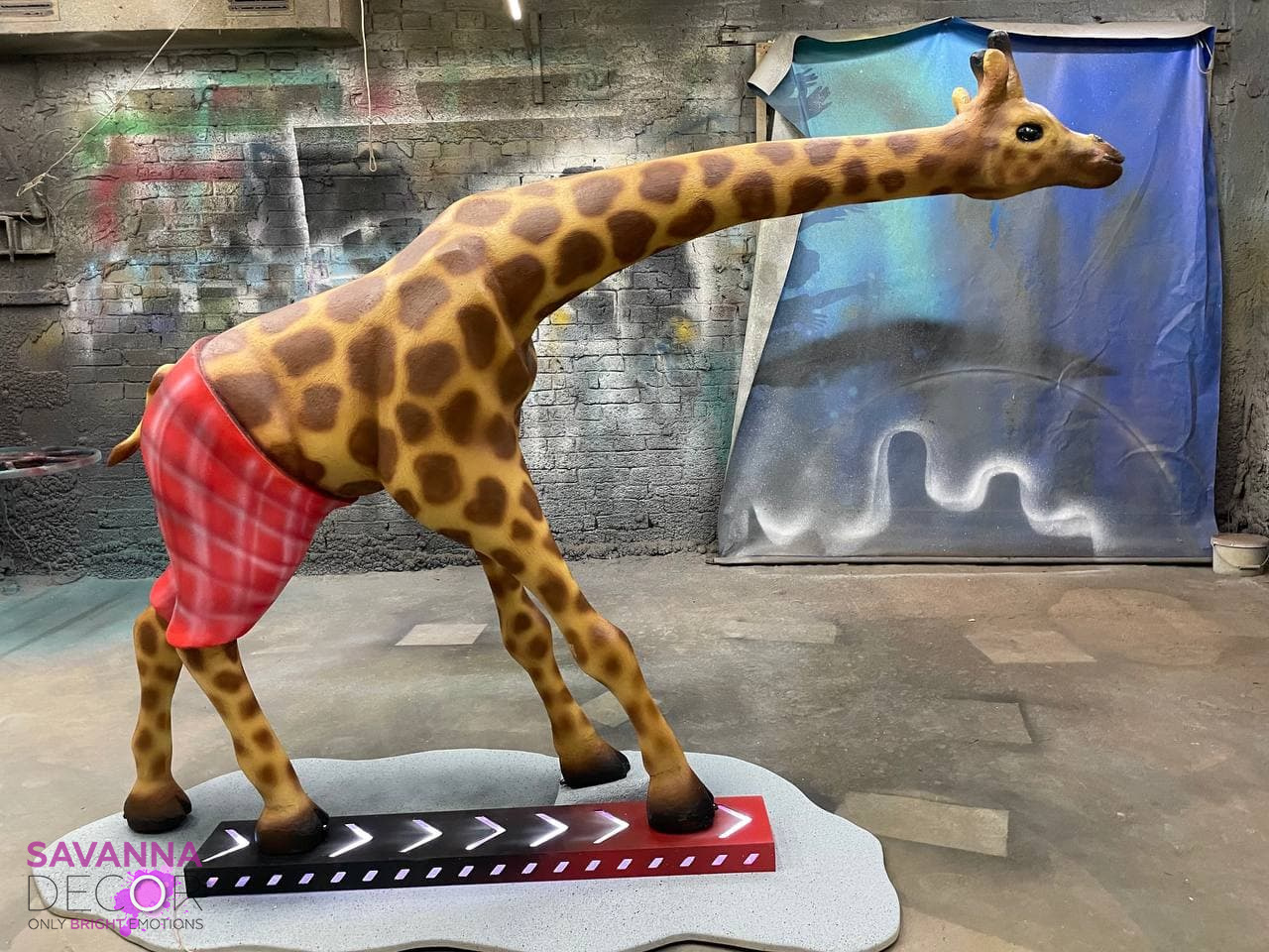 Жираф в шортах