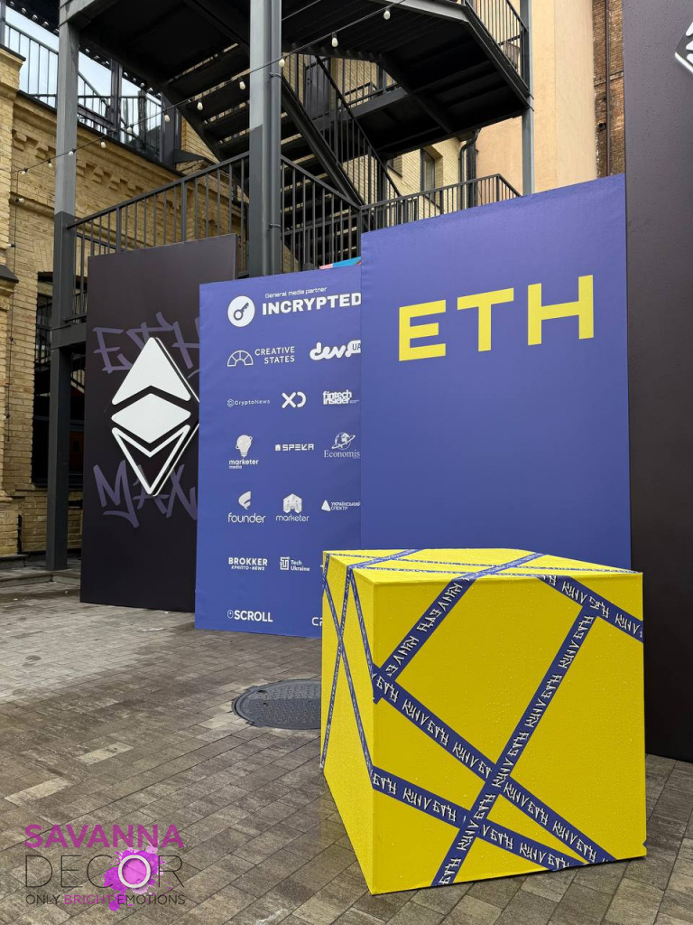 Куби та стійки з тематичним друком