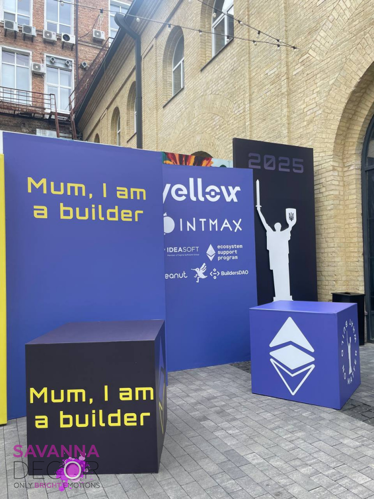 Куби та стійки з тематичним друком