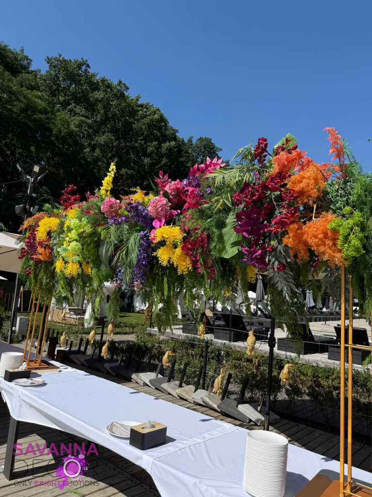 Композиція над столом